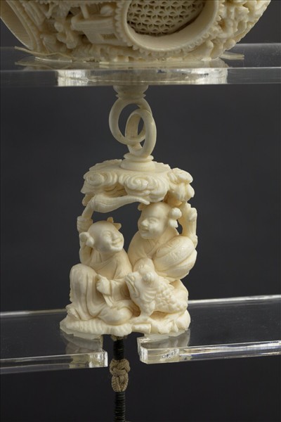 象牙雕鏤空人物套球