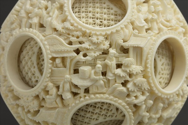 象牙雕鏤空人物套球