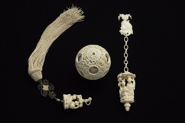 象牙雕鏤空人物套球