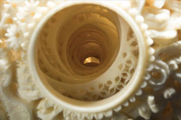 象牙雕鏤空人物套球