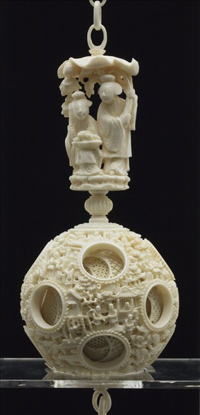 象牙雕鏤空人物套球