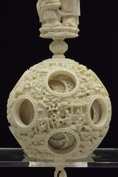 象牙雕鏤空人物套球