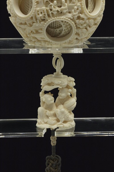 象牙雕鏤空人物套球