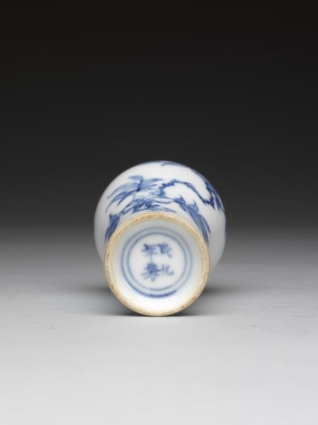 青花花卉紋梅瓶