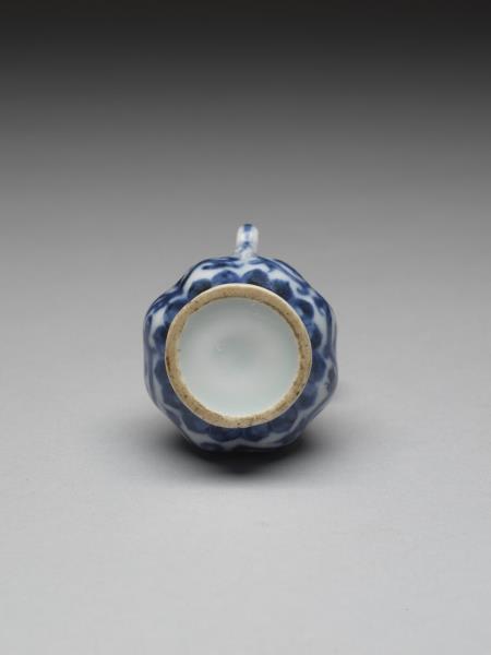 Vase with tubular handles in underglaze blue - National