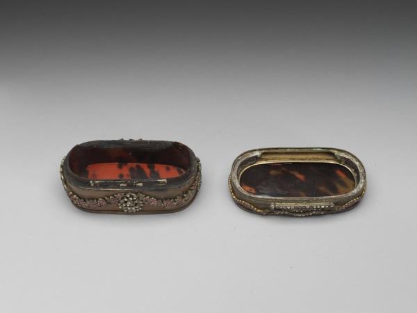 銀嵌寶石漆鼻煙盒