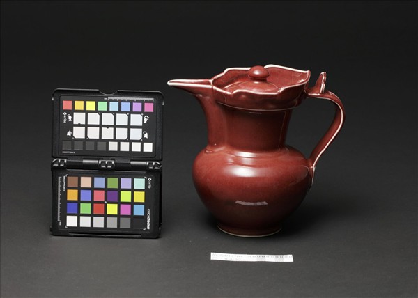 寶石紅釉僧帽壺