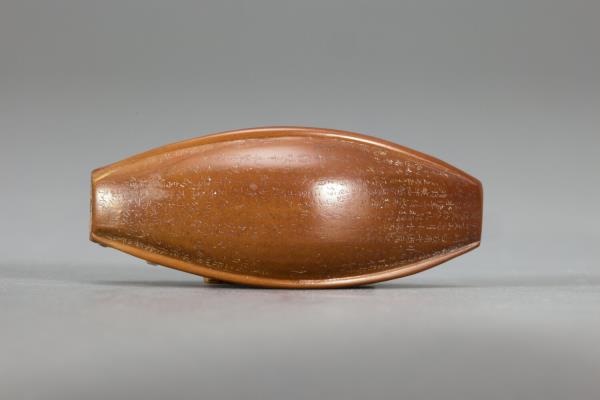 雕橄欖核舟（底刻「後赤壁賦」全文）