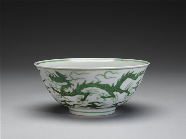白釉綠彩雲龍紋碗