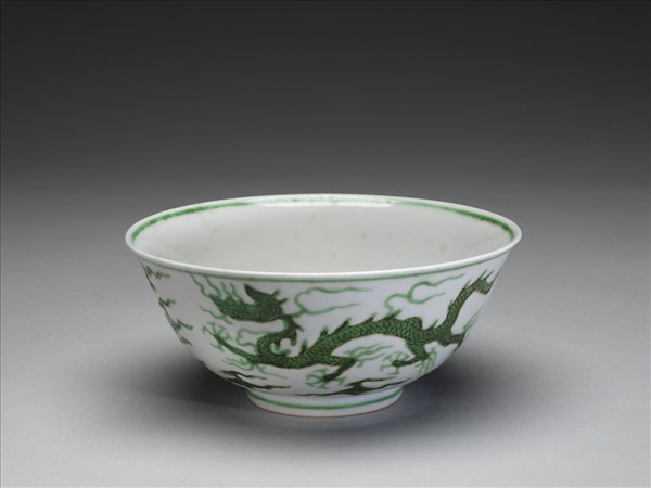 白釉綠彩雲龍紋碗