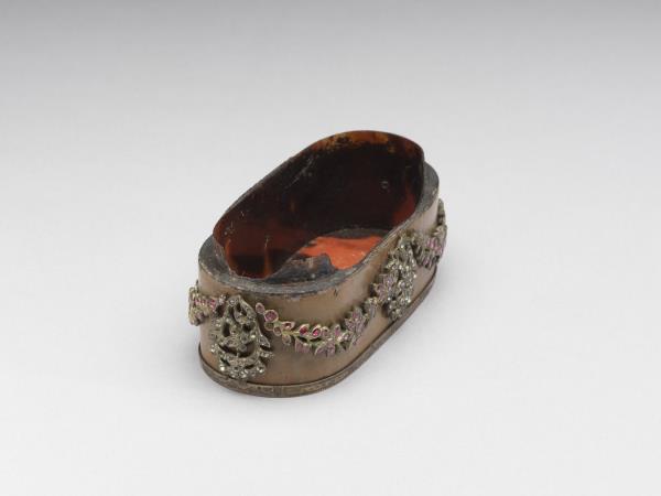 銀嵌寶石漆鼻煙盒