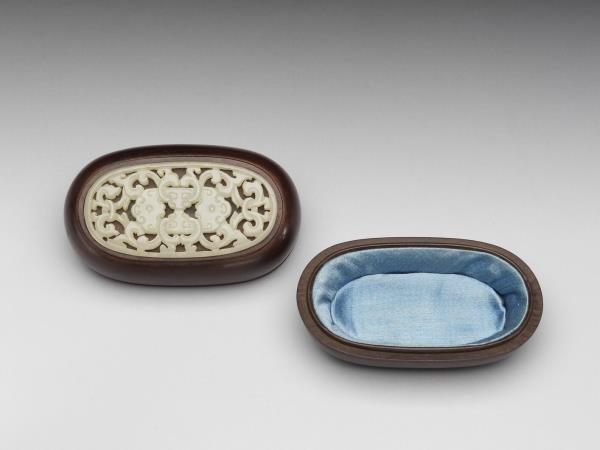 嵌玉橢圓形木盒