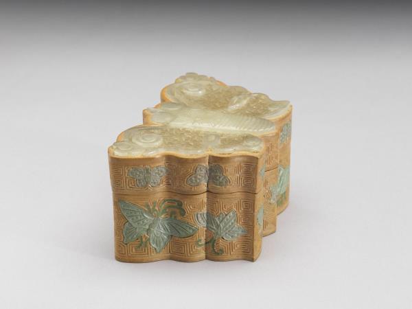 帶嵌玉蝴蝶式匣
