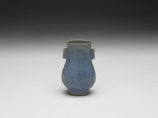 爐鈞釉貫耳壺