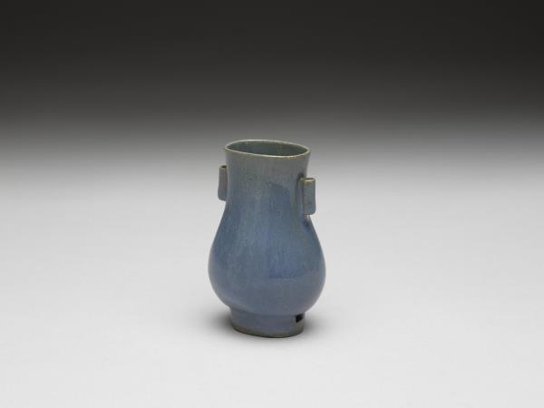 爐鈞釉貫耳壺