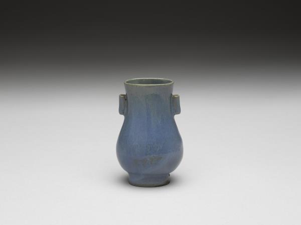 爐鈞釉貫耳壺