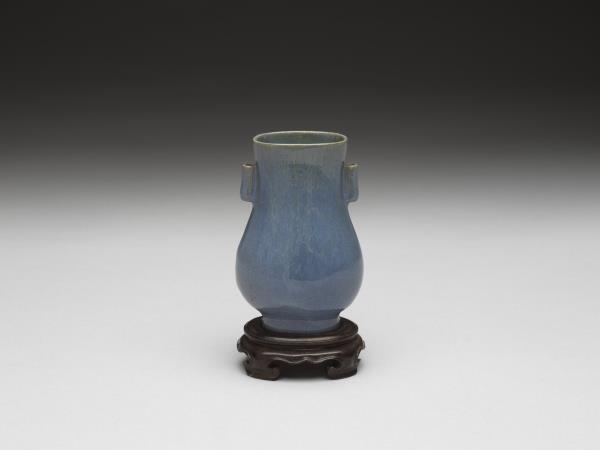 爐鈞釉貫耳壺
