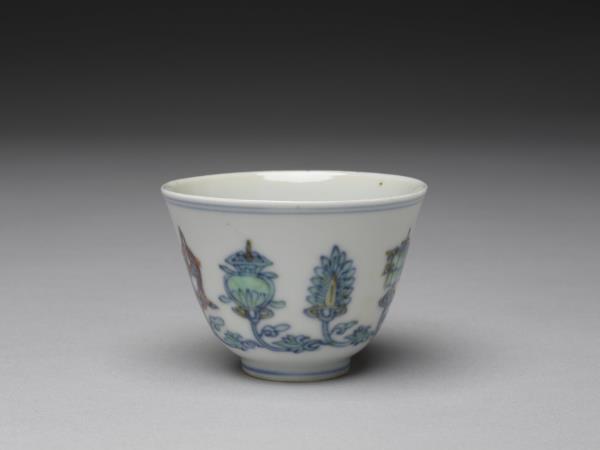 鬥彩八寶杯