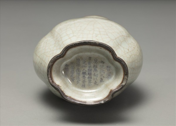 青瓷海棠式貫耳壺