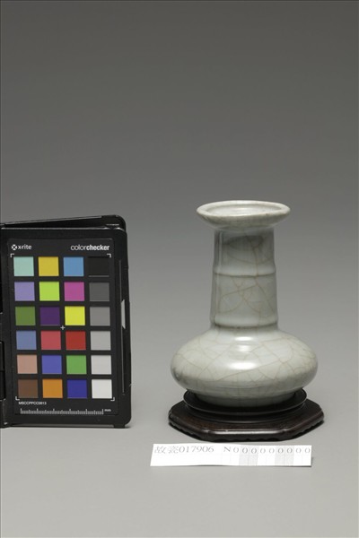 青瓷弦紋盤口瓶