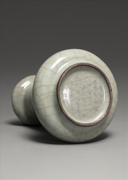 青瓷弦紋盤口瓶