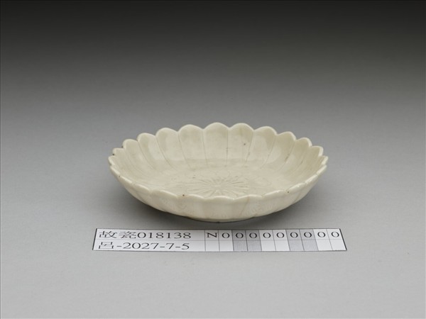 白瓷菊花式盤