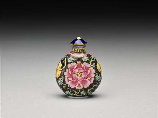 玻璃胎畫琺瑯黑地纏枝牡丹紋鼻煙壺