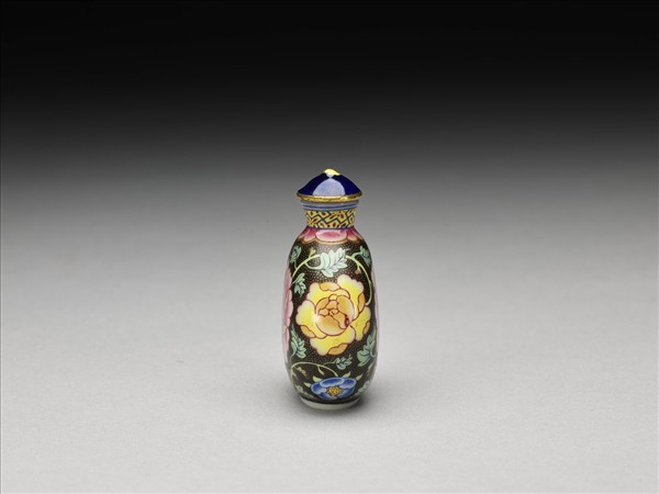 玻璃胎畫琺瑯黑地纏枝牡丹紋鼻煙壺