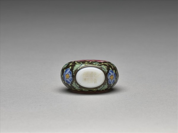 玻璃胎畫琺瑯黑地纏枝牡丹紋鼻煙壺