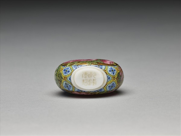 玻璃胎畫琺瑯四季花卉紋鼻煙壺