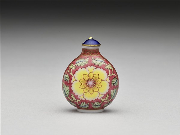 玻璃胎畫琺瑯紅地西番蓮紋鼻煙壺