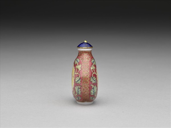 玻璃胎畫琺瑯紅地西番蓮紋鼻煙壺