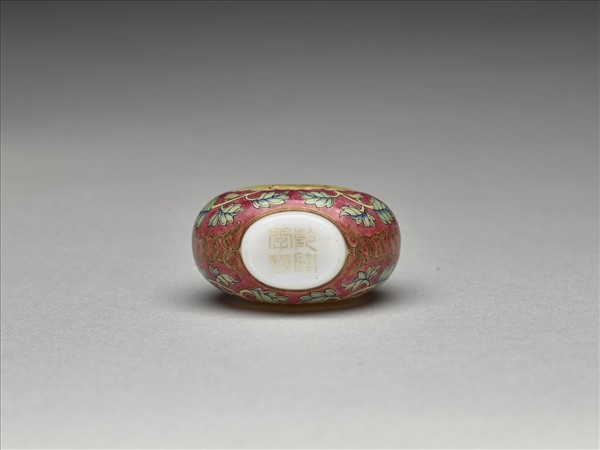 玻璃胎畫琺瑯紅地西番蓮紋鼻煙壺