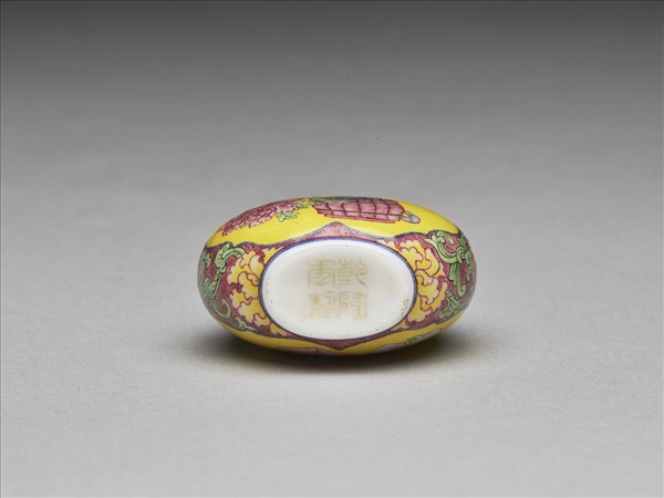 玻璃胎畫琺瑯花卉紋鼻煙壺