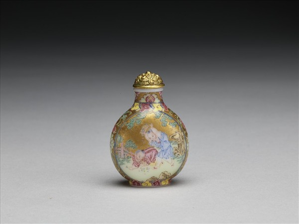 玻璃胎畫琺瑯金地嬰戲圖鼻煙壺