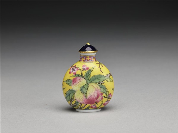 玻璃胎畫琺瑯黃地桃實紋鼻煙壺