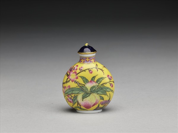 玻璃胎畫琺瑯黃地桃實紋鼻煙壺