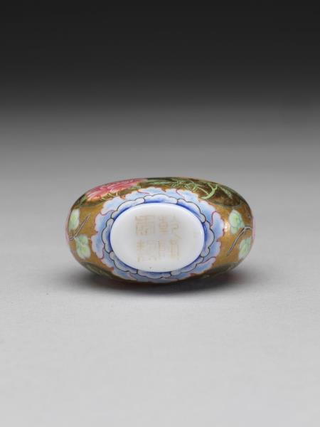 玻璃胎畫琺瑯花卉鼻煙壺