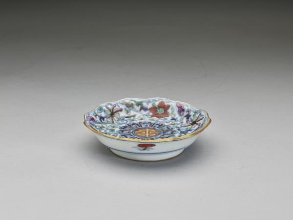 鬥彩花卉紋花口碟