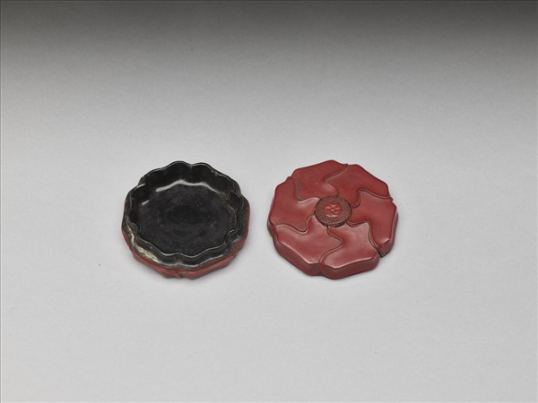 剔紅六瓣花式盒