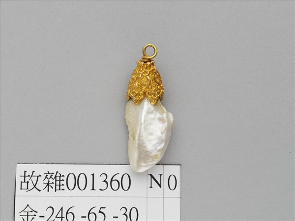 鍍金鑲蚌珠墜子
