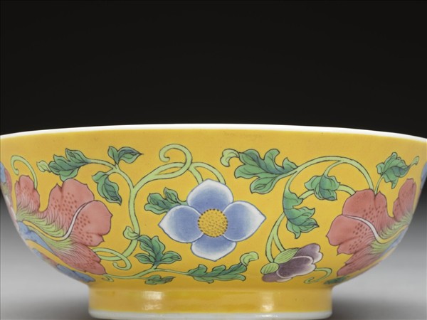琺瑯彩黃地牡丹紋碗