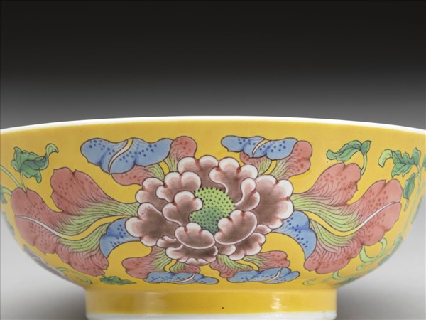 琺瑯彩黃地牡丹紋碗