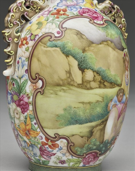 琺瑯彩錦地開光西洋人物螭耳瓶