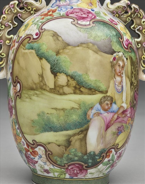 琺瑯彩錦地開光西洋人物螭耳瓶