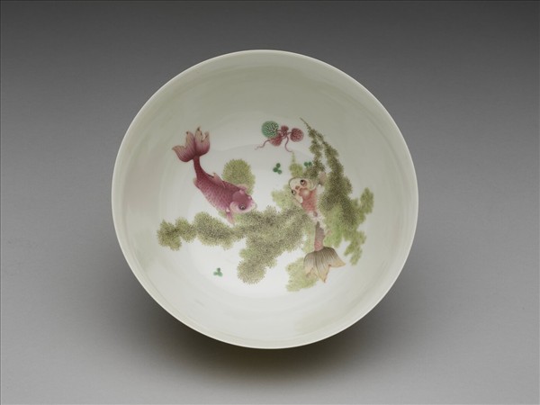 琺瑯彩黃地剔花菊花碗