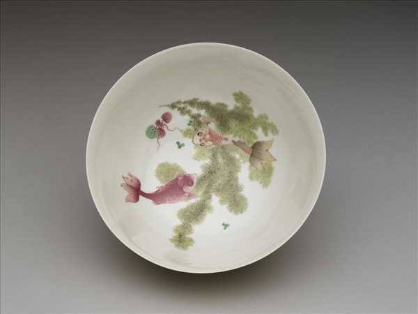 琺瑯彩黃地剔花菊花碗