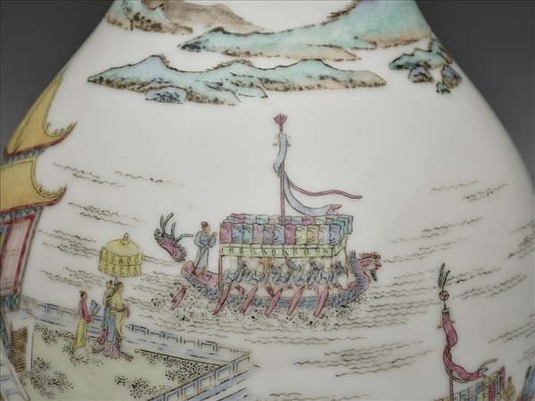 琺瑯彩龍舟圖膽瓶