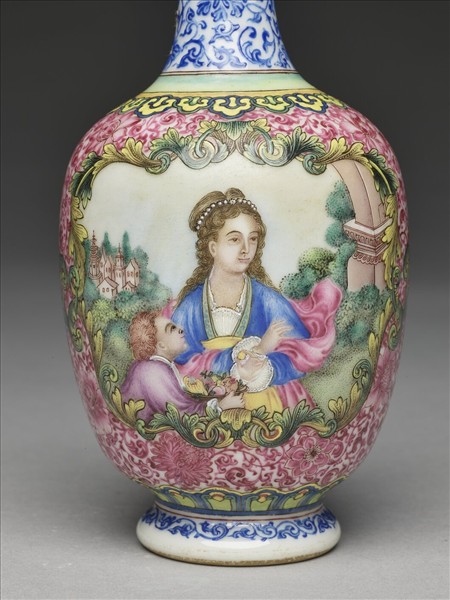 琺瑯彩錦地開光西洋人物貫耳瓶