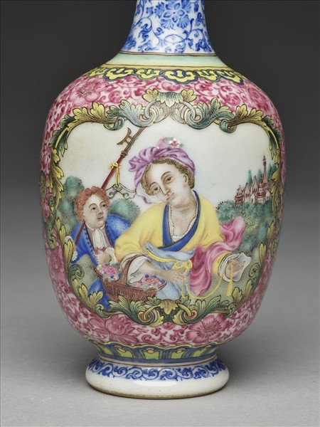 琺瑯彩錦地開光西洋人物貫耳瓶